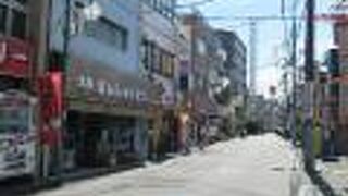 マンションやビルに変わりつつある商店街です