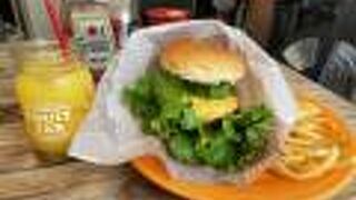 ボリューム満点アボガドバーガー