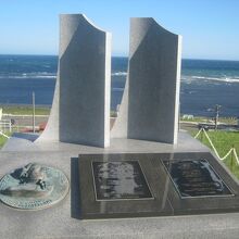 碑越しにラ・ペルーズ海峡が望めます