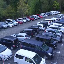6時には、駐車場には沢山の車が
