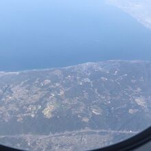 飛行機の中より、淡路島・明石海峡大橋