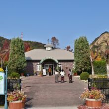 玉野の山々が借景の英国庭園