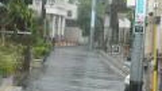 モーツアルト通りは、原宿の明治通りから入った通りです。ブラームスの小径の近くにあります。