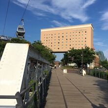 レールが埋め込まれた遊歩道