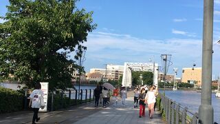 港を渡る遊歩道