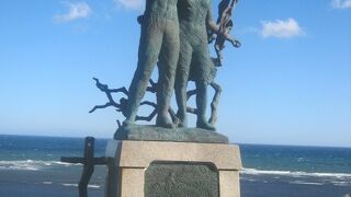 なかなか芸術性の高い作品としての見応えもある像です