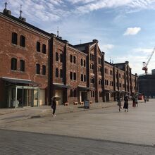 2棟の間のイベント広場