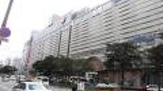 広い通りで、有名な老舗百貨店などが並んでます