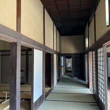広い建物の中を見て回れる