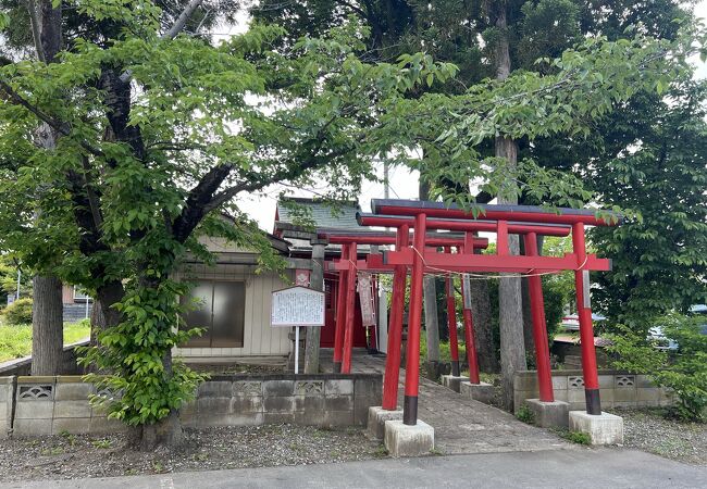 松代駅のホームから赤い鳥居が見える