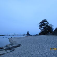 遊歩道から海岸の先にかすかに【立山連峰】が臨めた。