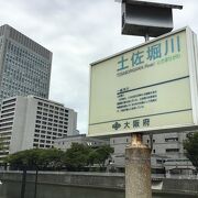 淀屋橋駅地上出口のすぐ目の前。