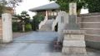 現代的なデザインの寺院