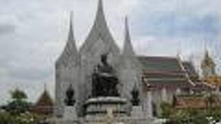 ラーマ3世の像があります。