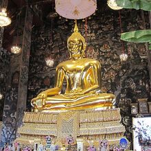 神々しく金ピカです