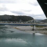 橋の上から悠々と流れる天竜川や河川敷を広々と見渡せます