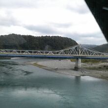 天浜線の車内から。橋の上から悠々と流れる天竜川が見渡せます