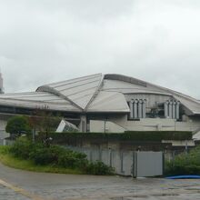 東隣の国立競技場から見た東京体育館の建物の東側の様子です。