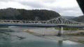 橋の上から悠々と流れる天竜川や河川敷を広々と見渡せます