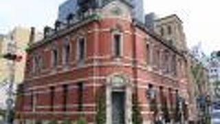 目立つ煉瓦造り、そして玄関の位置もユニーク