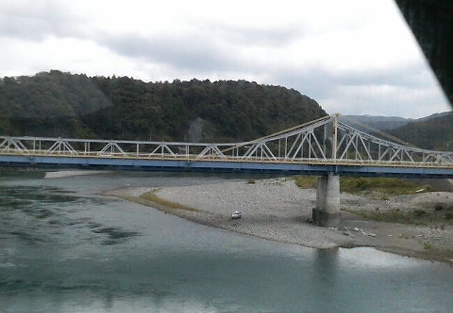 橋の上から悠々と流れる天竜川や河川敷を広々と見渡せます