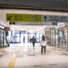 芦屋駅改札を出てすぐ右。