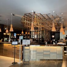 ホテル1F テラス席やソファー席も