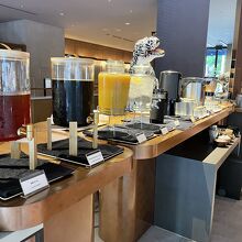 ハーフブッフェでサラダやドリンクなど