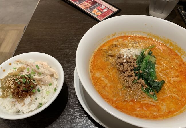 おすすめは坦々麺、エプロンくれます