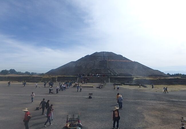 太陽のピラミッドは高さが６５メートルあり、頂上まで登れます。