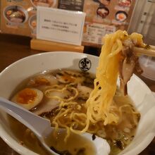 チャーシューと麺を合わせていただきます！