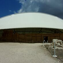 風化を防ぐために大きなテントで覆われています。