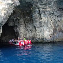ゴゾ島から乗ったコミノクルーズボートは復路洞門を巡ります。