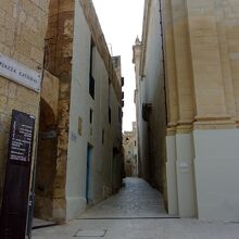 小路に入り込むと迷ってしまいます。