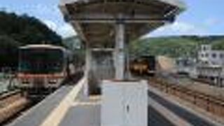 中国山地を貫くローカル線と思ったら姫路側では通勤路線に