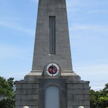 大きくて立派な慰霊碑