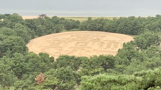 巨大な寛永通宝の銭形砂絵