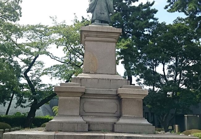 掃部山公園内に立っています