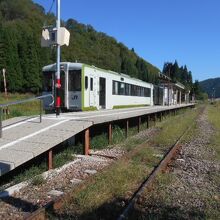 只見駅のホームに停車している小出駅行きの列車です。