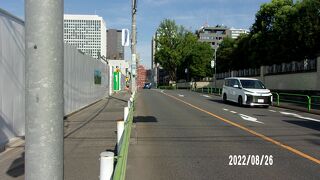 三田の一丁目と二丁目の境の坂です。