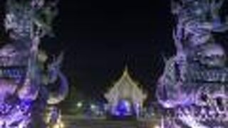 Blue Temple と呼ばれる青が綺麗なお寺