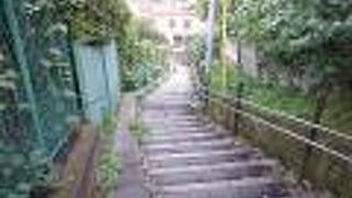 横浜市中区元町２丁目にある石段の坂道