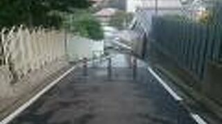 女学生の通学路になっている坂