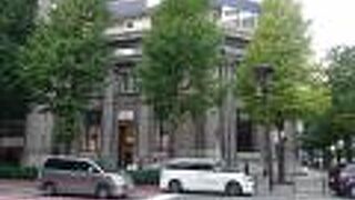 ３階部分から上は近代的なビル