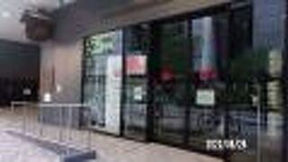 ビルの一階にあります。