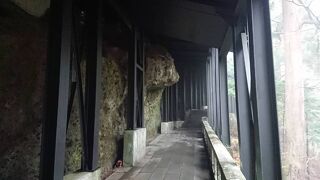 岩に食い込むように建っている