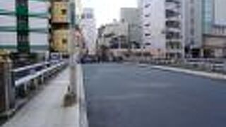 冷泉公園通りを通します