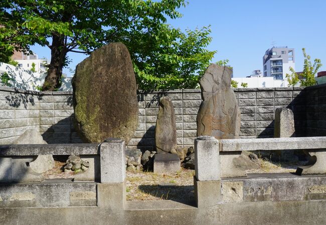 亀山法皇勅願石と刻んだ石碑とか
