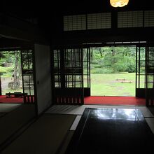 西川家別邸内部より庭を