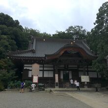 黒い屋根の本堂